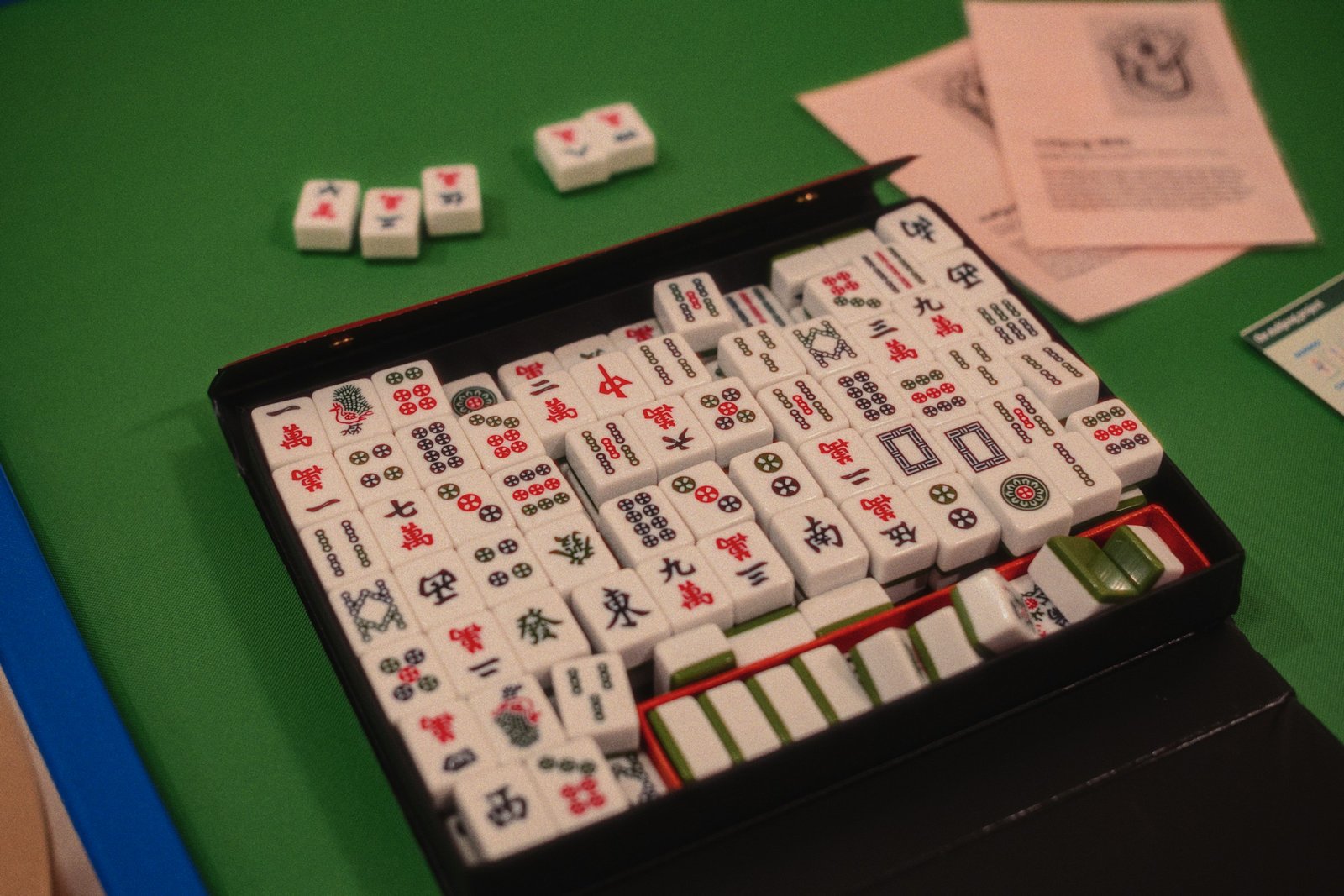 Bộ quân mạt chược trên bàn xanh cho MahjongVN